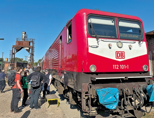 Leuchtende Augen im Führerstand  Eisenbahnfest in Schöneweide war ein Spaß für die ganze Familie 